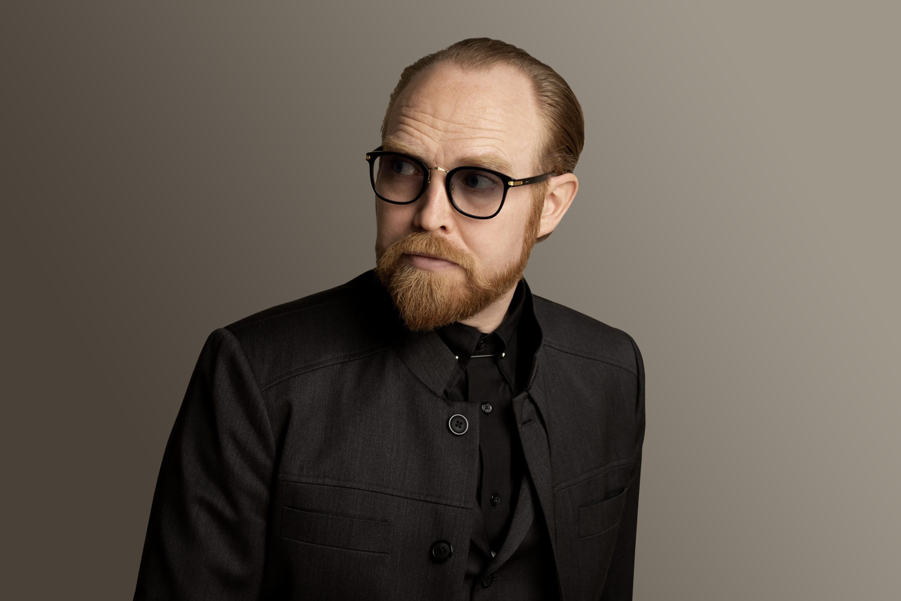 Pressefoto af Jan Hellesøe – grå baggrund