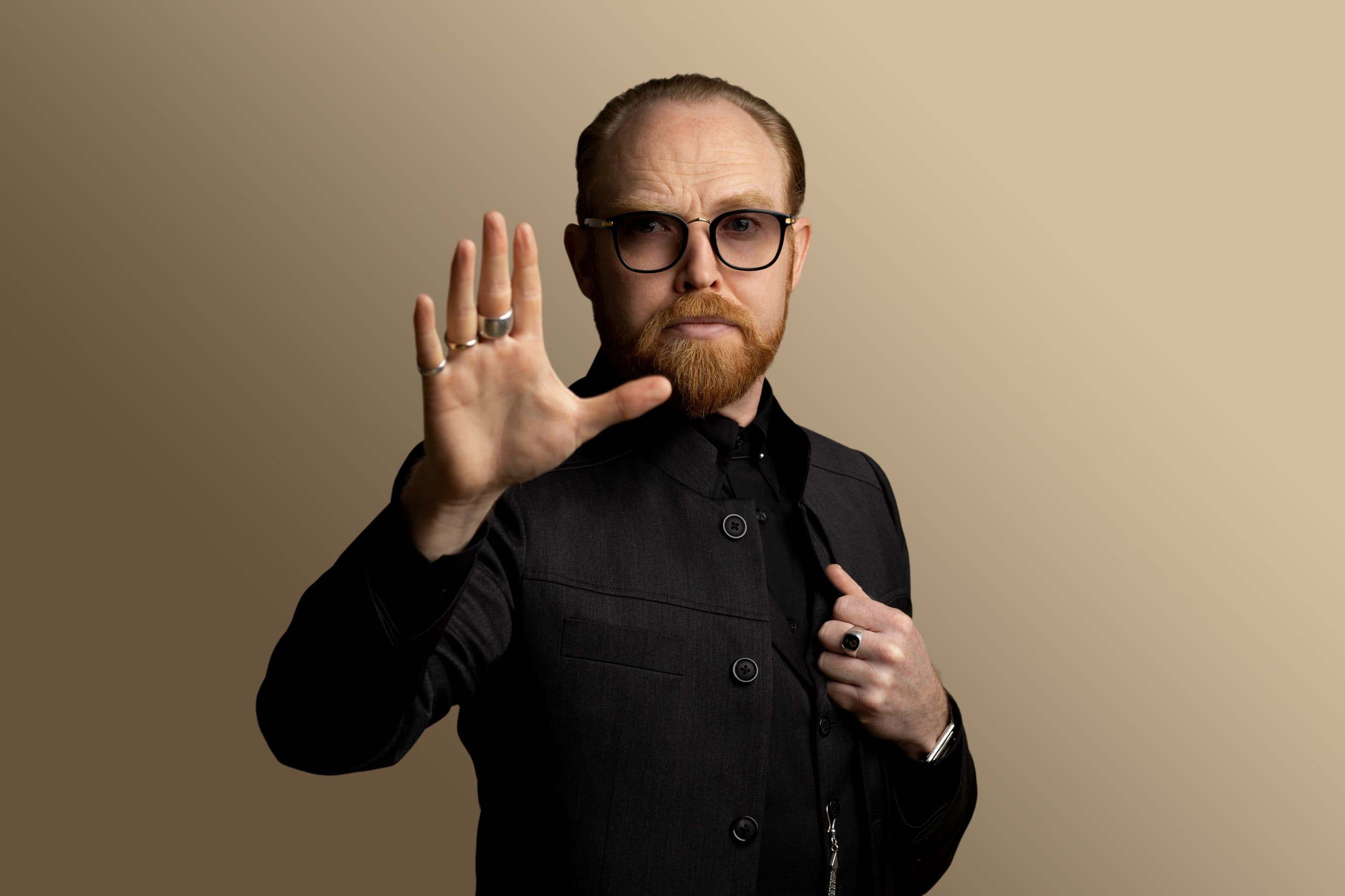 Pressefoto af Jan Hellesøe – sand studio-portræt