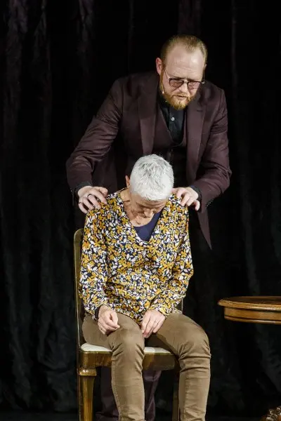 Jan Hellesøe på scenen – mentalist og hypnotisør i aktion