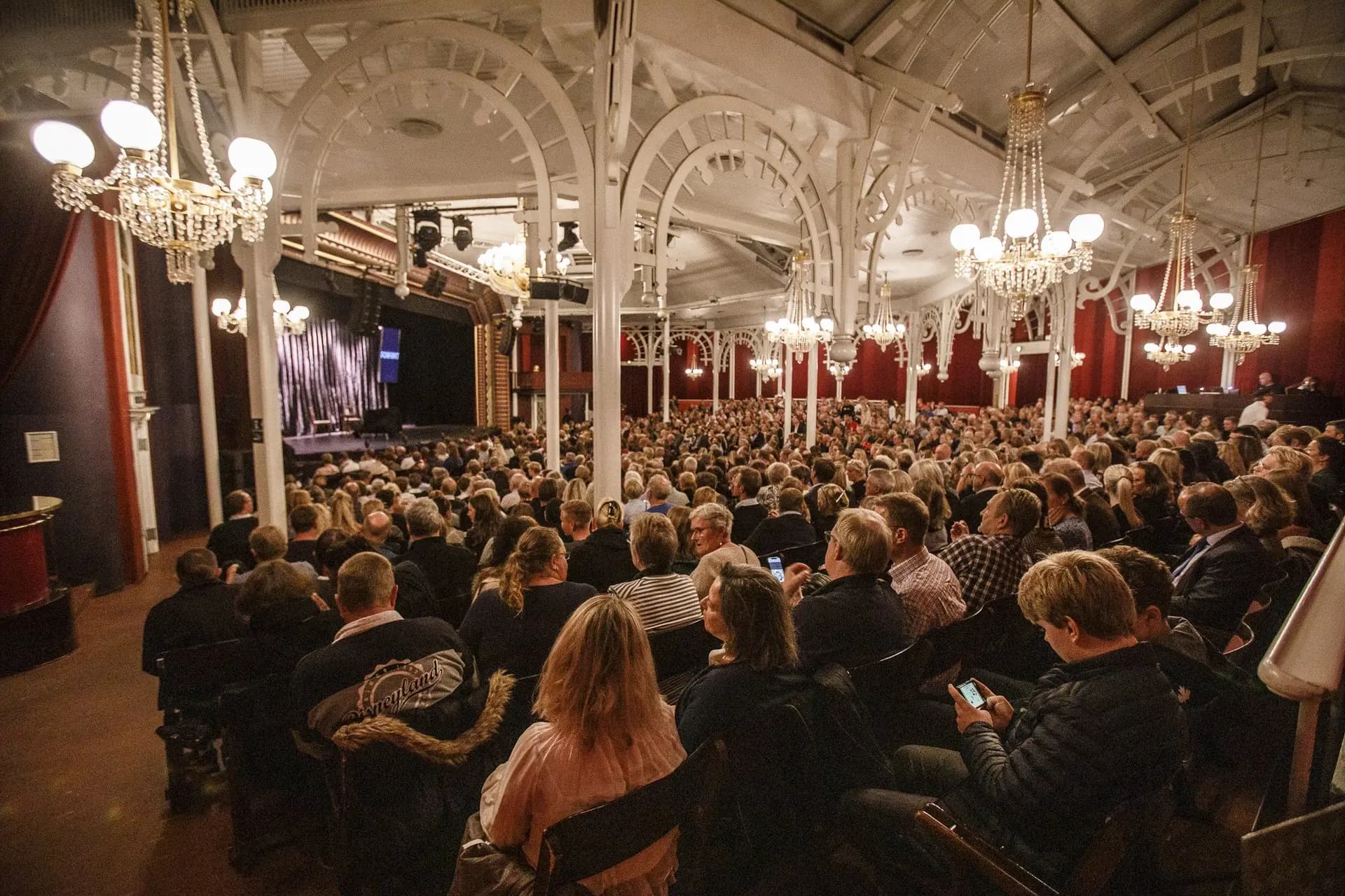 Jan Hellesøe optræder i Glassalen foran publikum